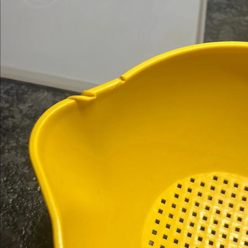 Tupperware Paprika Deli Container and Yellow Colander Set. Vintage exc condition